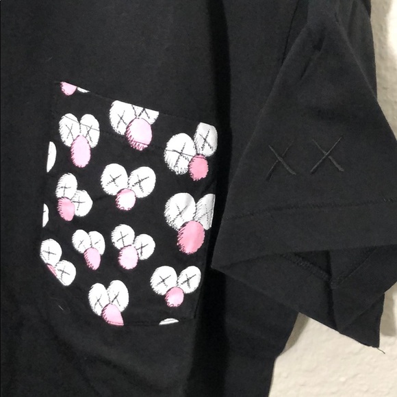 KAWS x Uniqlo Black Pocket T Shirt Large - Picture 2 of 4
